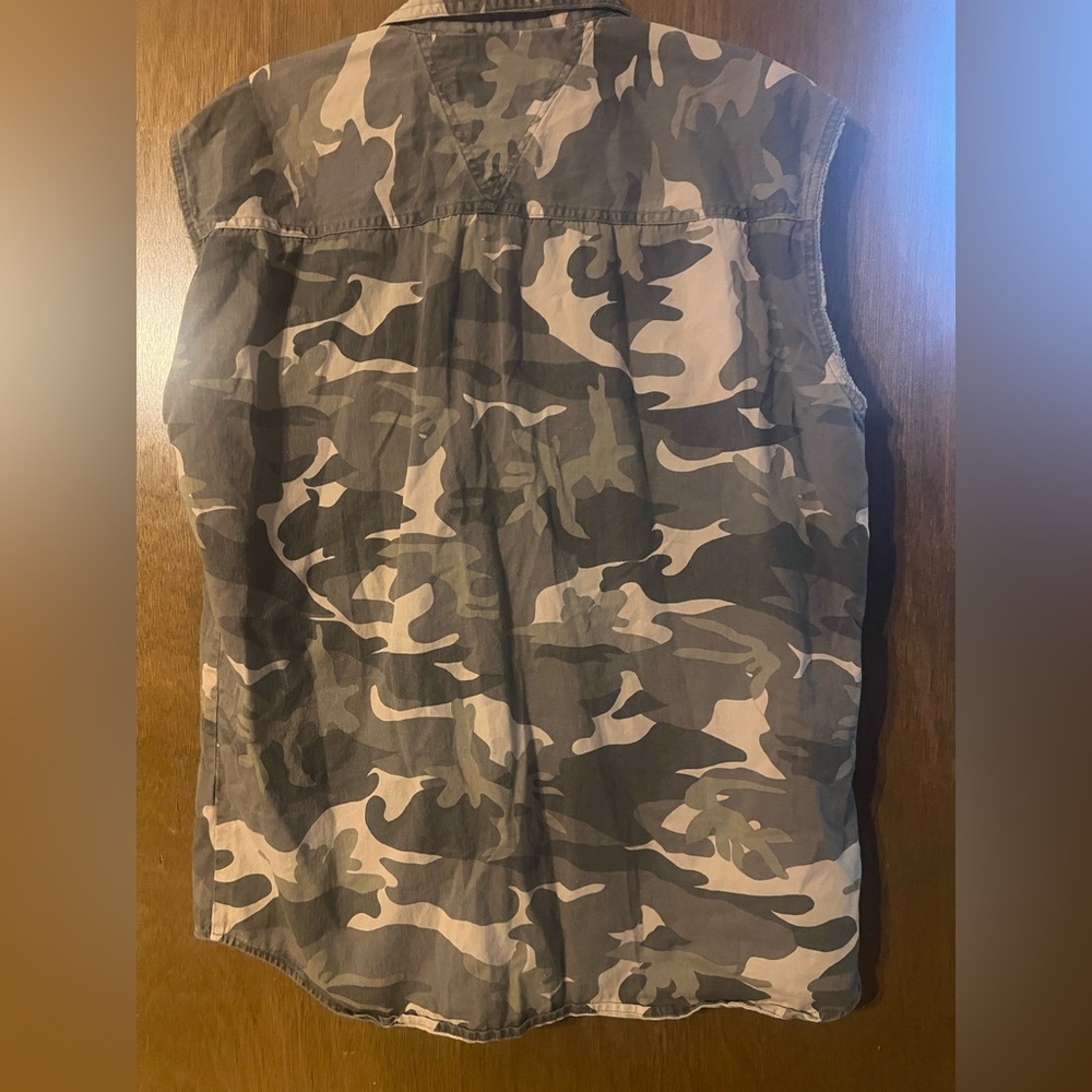 Bit & Bridle Men's Camo Sleeveless Vest - Picture 3 of 4